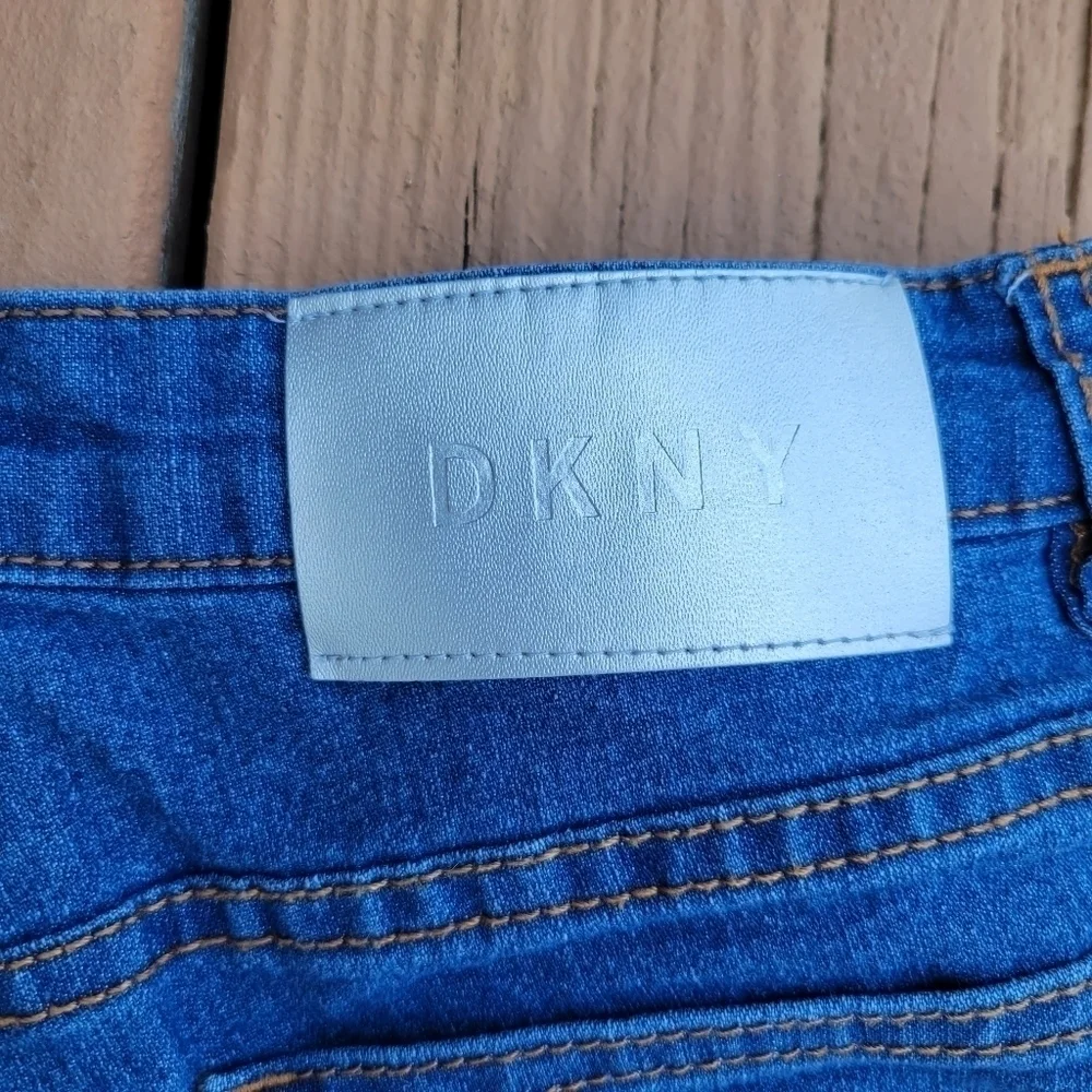 3/$15 DKNY Distressed Medium Wash Denim Jean Sho…